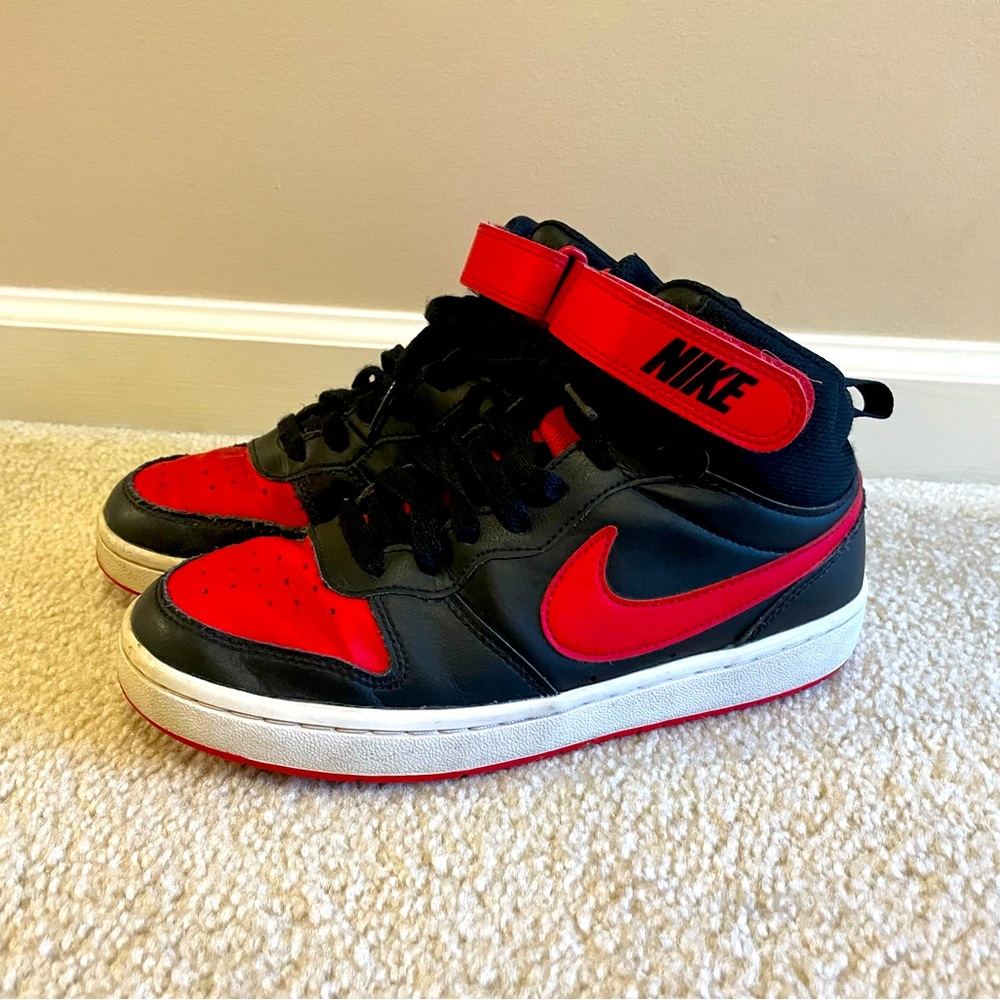 Kids size 5.5 Nike sneakers